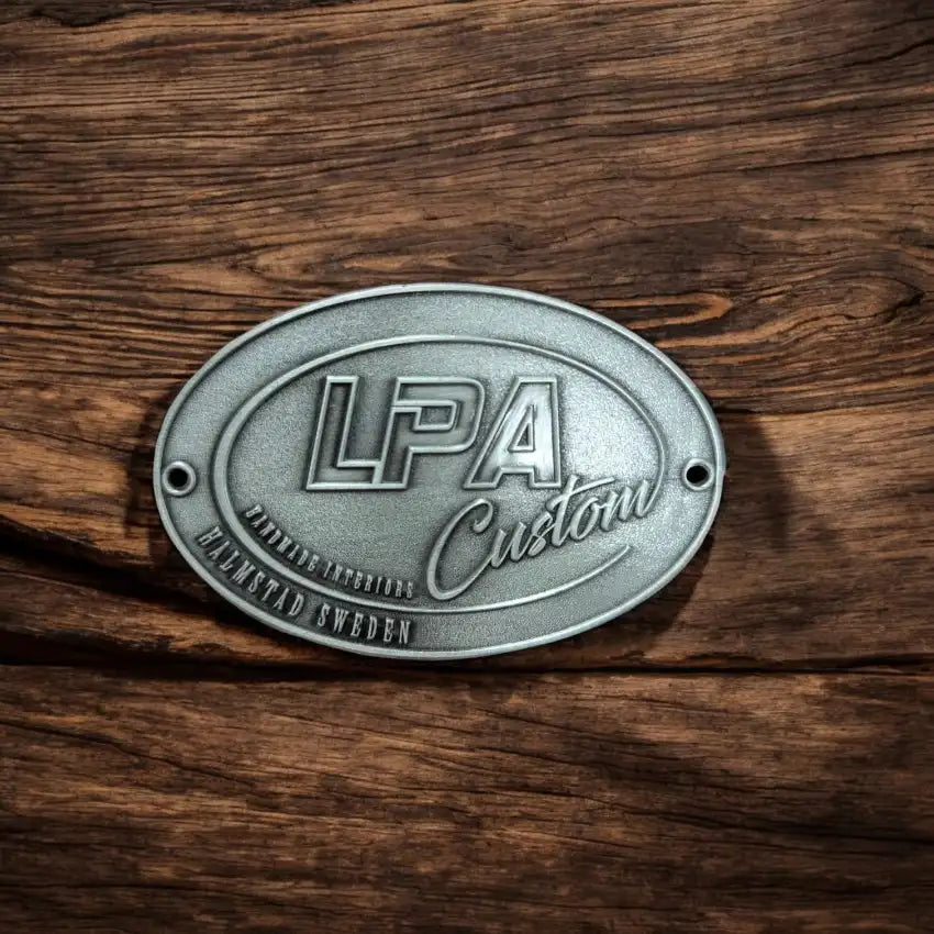 Gjutet metallemblem med logga