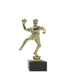 Handbollspris på marmorsockel med graverad skylt