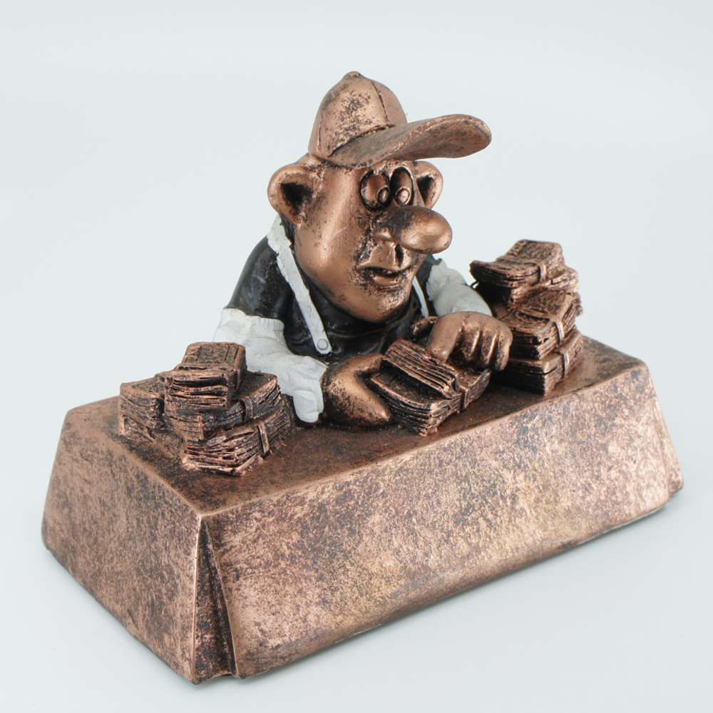 Komisk statyett föreställande kassör  - Kassören 110x85mm