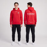 Två unga män i röd Craft Community 2.0 hoodie herr med GF Kennedys klubbemblem på bröstet och textloggan GF Kennedy Göteborg på ryggen