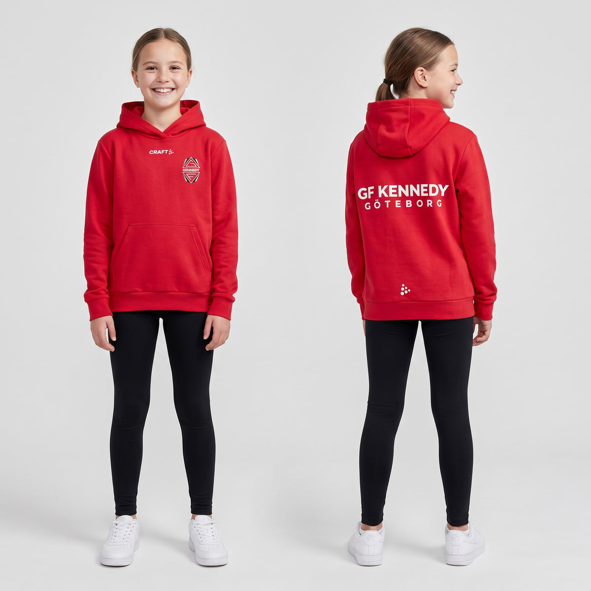 Två tjejer i röd Craft Community 2.0 hoodie med GF Kennedys klubbemblem på bröstet och textloggan GF Kennedy Göteborg på ryggen