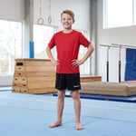 Kille i svarta Craft Squad Go shorts junior i en gymnastikhall