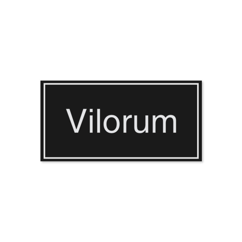 Svart dörrskylt med vit text